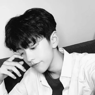 �ڰ���ͷ������һ��û����ɫ�Ŀ�����