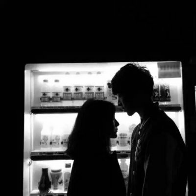 �ڰ���ͷ������һ��û����ɫ�Ŀ�����