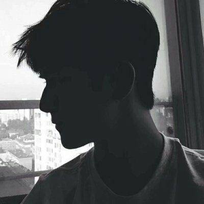 �ڰ���ͷ������һ��û����ɫ�Ŀ�����