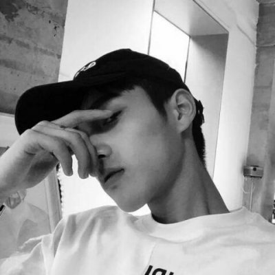 �ڰ���ͷ������һ��û����ɫ�Ŀ�����