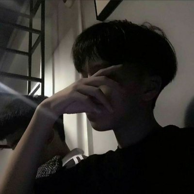 �ڰ���ͷ������һ��û����ɫ�Ŀ�����