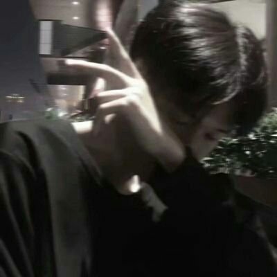 �ڰ���ͷ������һ��û����ɫ�Ŀ�����