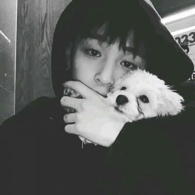 �ڰ���ͷ������һ��û����ɫ�Ŀ�����