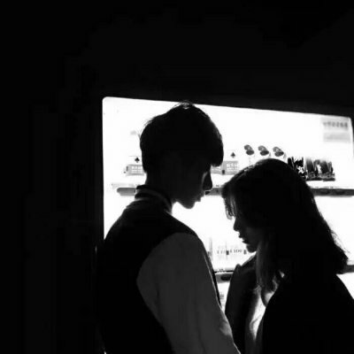 �ڰ���ͷ������һ��û����ɫ�Ŀ�����