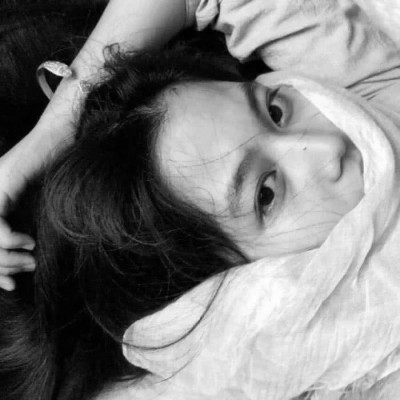 ��ק�����ڰ�Ů��ͷ�����ǻ���