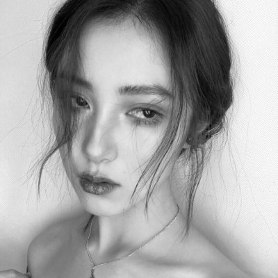 ��ק�����ڰ�Ů��ͷ�����ǻ���