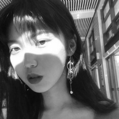 ��ק�����ڰ�Ů��ͷ�����ǻ���