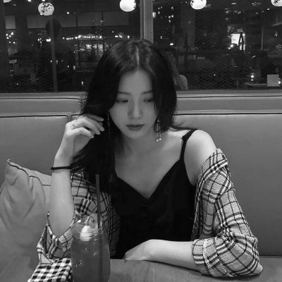 ��ק�����ڰ�Ů��ͷ�����ǻ���