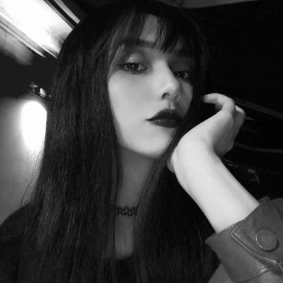 ��ק�����ڰ�Ů��ͷ�����ǻ���