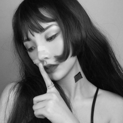 ��ק�����ڰ�Ů��ͷ�����ǻ���