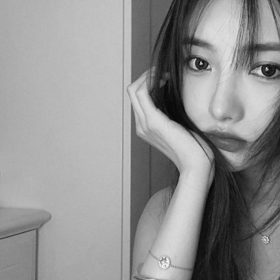 ��ק�����ڰ�Ů��ͷ�����ǻ���