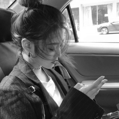 ��ק�����ڰ�Ů��ͷ�����ǻ���