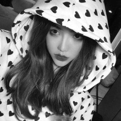 ��ק�����ڰ�Ů��ͷ�����ǻ���