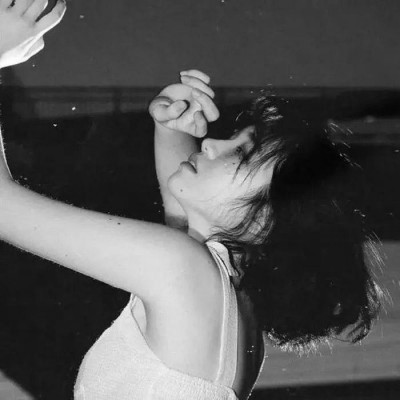 ��ק�����ڰ�Ů��ͷ�����ǻ���