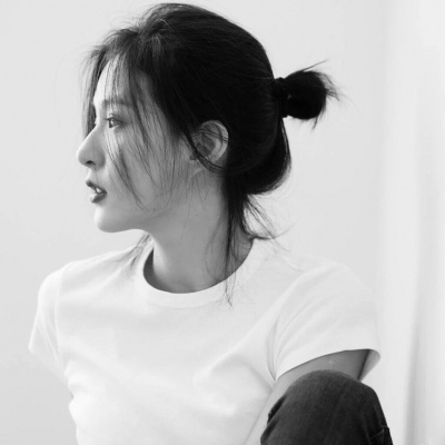 �Ȱ������Ů���ڰ�ʱ�д�Ƭ�����ͷ��