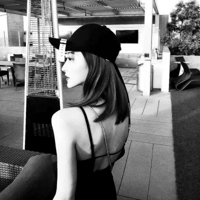 �Ȱ������Ů���ڰ�ʱ�д�Ƭ�����ͷ��