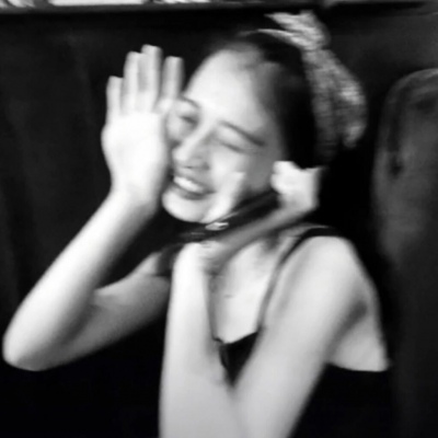 �Ȱ������Ů���ڰ�ʱ�д�Ƭ�����ͷ��