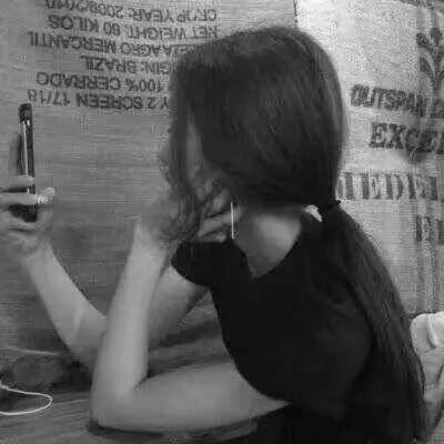 �Ȱ������Ů���ڰ�ʱ�д�Ƭ�����ͷ��