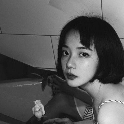 �Ȱ������Ů���ڰ�ʱ�д�Ƭ�����ͷ��