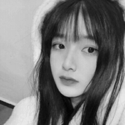 �˸и���Ů���ڰ���į΢��ͷ��