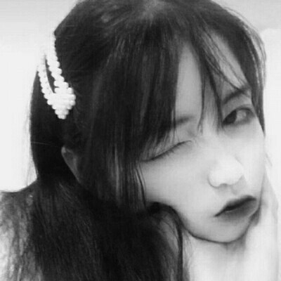 �˸и���Ů���ڰ���į΢��ͷ��