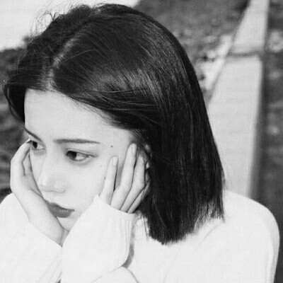 �˸и���Ů���ڰ���į΢��ͷ��