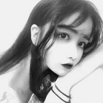 �˸и���Ů���ڰ���į΢��ͷ��