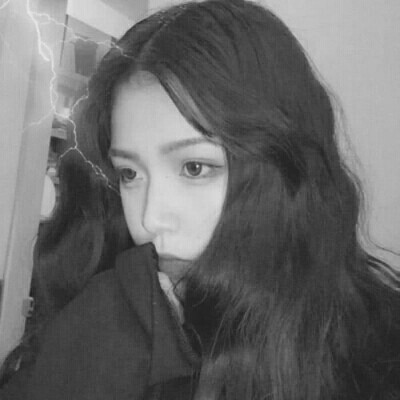 �˸и���Ů���ڰ���į΢��ͷ��