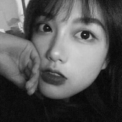 �˸и���Ů���ڰ���į΢��ͷ��