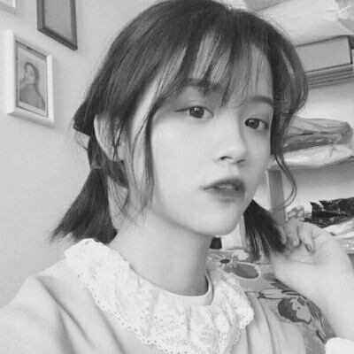 �˸и���Ů���ڰ���į΢��ͷ��