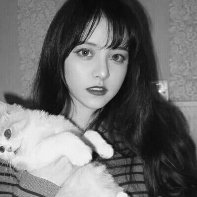 �˸и���Ů���ڰ���į΢��ͷ��