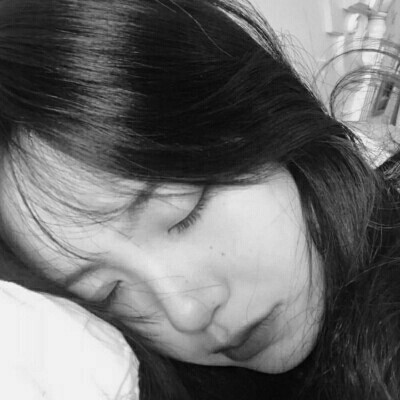 �˸и���Ů���ڰ���į΢��ͷ��