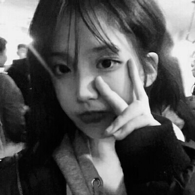 �˸и���Ů���ڰ���į΢��ͷ��