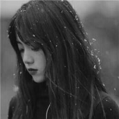 �˸и���Ů���ڰ���į΢��ͷ��