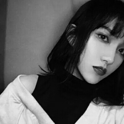 �˸и���Ů���ڰ���į΢��ͷ��