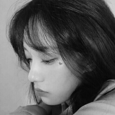 �˸и���Ů���ڰ���į΢��ͷ��