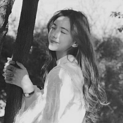 �˸и���Ů���ڰ���į΢��ͷ��