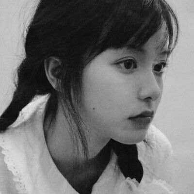 �˸и���Ů���ڰ���į΢��ͷ��