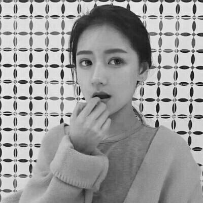 �˸и���Ů���ڰ���į΢��ͷ��