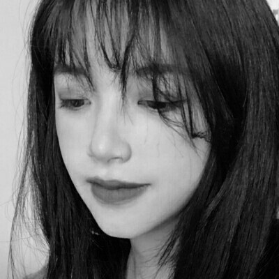 �˸и���Ů���ڰ���į΢��ͷ��