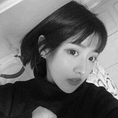 �˸и���Ů���ڰ���į΢��ͷ��