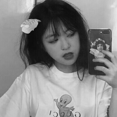 �˸и���Ů���ڰ���į΢��ͷ��