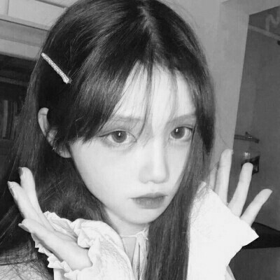 �˸и���Ů���ڰ���į΢��ͷ��