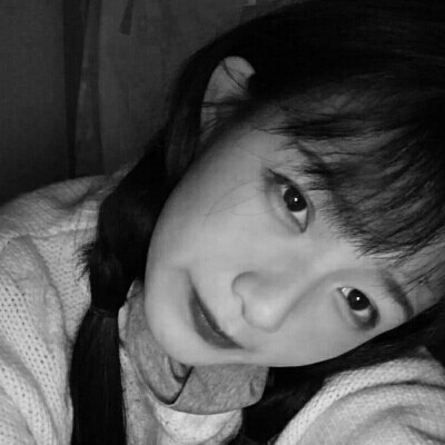 �˸и���Ů���ڰ���į΢��ͷ��