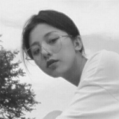 �˸и���Ů���ڰ���į΢��ͷ��