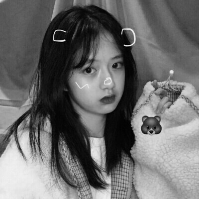 �˸и���Ů���ڰ���į΢��ͷ��