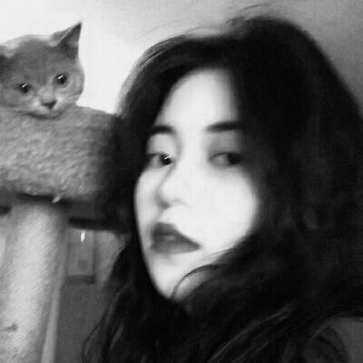 �˸и���Ů���ڰ���į΢��ͷ��