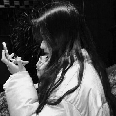 �˸и���Ů���ڰ���į΢��ͷ��