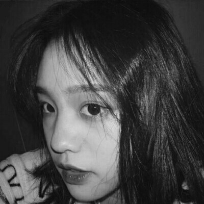 �˸и���Ů���ڰ���į΢��ͷ��