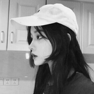 �˸и���Ů���ڰ���į΢��ͷ��